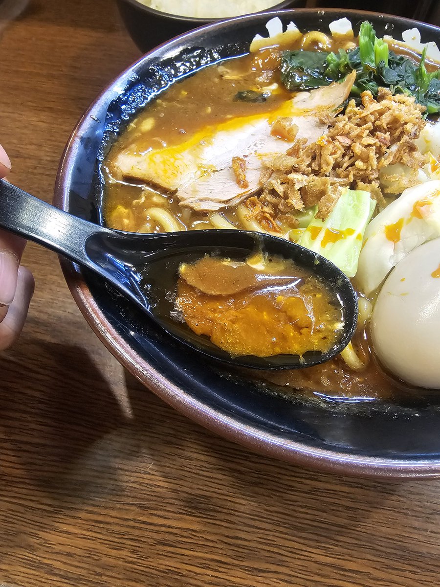 onightssama's tweet photo. 昭島のラーメン 大山家へ。
限定の華麗とき卵ラーメン🍜に味玉とライス🍚中を注文❗️
凄く濃厚な豚骨を軸にされたスープにとき卵とカレーを加え適度なスパイス感ととき卵の円やかさが堪らない❤️
ヤワメ指定しましたが今回は少し硬め…ですが太ストレート麺とカレーの相性は抜群でメッチャ美味しい😍👍 https://t.co/e2cl5AJbPp