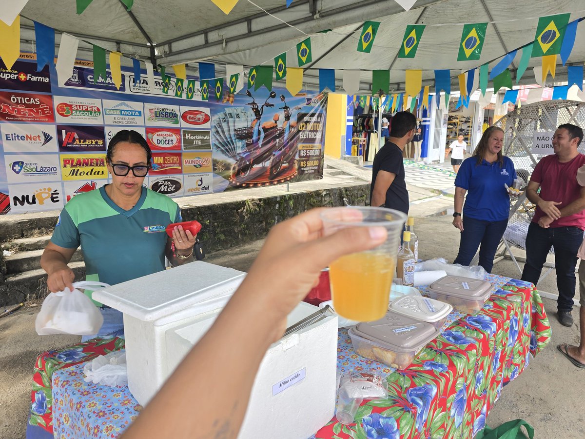 rivannaferraz's tweet photo. Morar no interior do norteste tem essas coisas. 10:00 e eu tô tomando licor, pq a CDL ta disponibilizando para movimentar o comércio da cidade. Barriquinha de licor de comidas típicas. https://t.co/b9LRXvs6z2