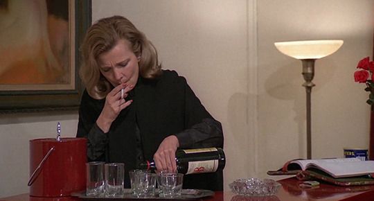 Camilasnm's tweet photo. hoy cumpliría años Gena Rowlands. la mejor fumadora en cámara.  única en su especie de mujer fatal y rota. musa del cine independiente, alguien que supo cultivar su cuarto interior (parafraseando a Carson McCullers) para entregarle a la Cassavetes la criatura perfecta del cine. https://t.co/R1YGJdsJlo