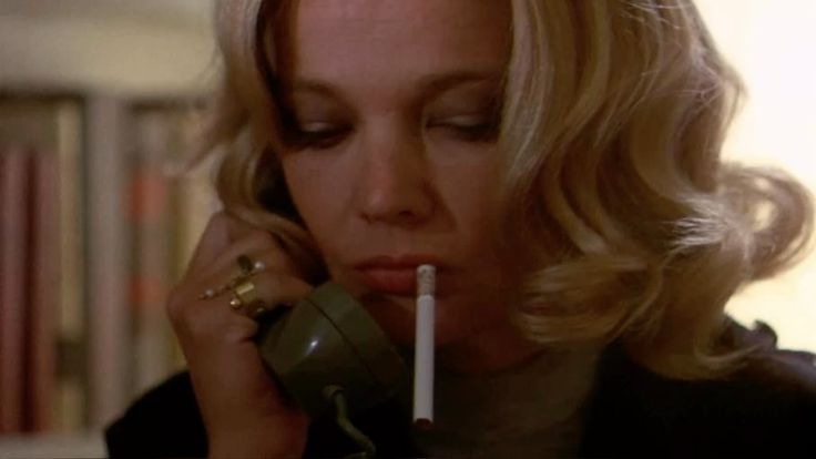 Camilasnm's tweet photo. hoy cumpliría años Gena Rowlands. la mejor fumadora en cámara.  única en su especie de mujer fatal y rota. musa del cine independiente, alguien que supo cultivar su cuarto interior (parafraseando a Carson McCullers) para entregarle a la Cassavetes la criatura perfecta del cine. https://t.co/R1YGJdsJlo