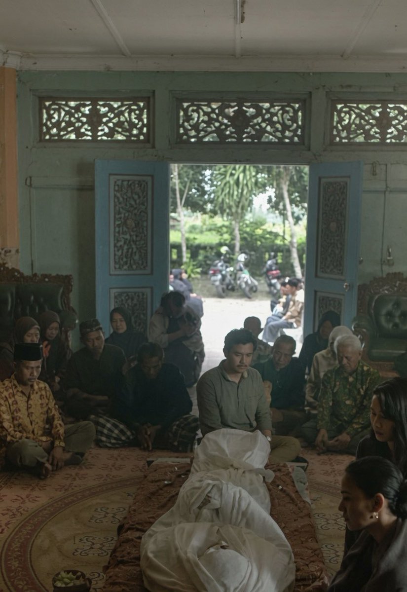 SudutTakKasat's tweet photo. Jujur gua masih gemeteran ngetik thread ini. Coba lu perhatiin baik baik foto ini. Diambil jam satu pagi di jalanan aspal Wringin Putih Temanggung. Keliatannya emang cuma jalan kosong. Tapi coba lu zoom persis keranda mayat. 

Yang motret cuma sempet ngirim satu voice note ketakutan sebelum besoknya dilarikan ke ICU. Dia bilang pas dia nyalain flash hp nya tiba tiba ada suara roda kayu kreot kreot sama lonceng sapi nempel persis di belakang leher dia. 

Gobloknya gua dan anak anak beneran nekat nganterin temen ke desa itu. Dan sumpah sampe detik ini tangan gua masih dingin kalo inget apa rahasia busuk keluarga Dinda malem itu.

@bacahorror @IDN_Horor @ceritaht #bacahorror #bacahoror #suduttakkasat #ceritahoror #threadhoror #ceritaserem #asupanhorror #horor