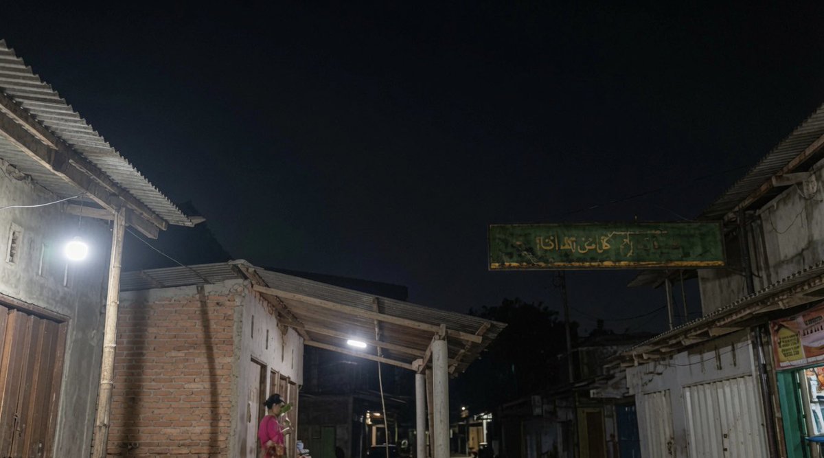 SudutTakKasat's tweet photo. Jujur gua masih gemeteran ngetik thread ini. Coba lu perhatiin baik baik foto ini. Diambil jam satu pagi di jalanan aspal Wringin Putih Temanggung. Keliatannya emang cuma jalan kosong. Tapi coba lu zoom persis keranda mayat. 

Yang motret cuma sempet ngirim satu voice note ketakutan sebelum besoknya dilarikan ke ICU. Dia bilang pas dia nyalain flash hp nya tiba tiba ada suara roda kayu kreot kreot sama lonceng sapi nempel persis di belakang leher dia. 

Gobloknya gua dan anak anak beneran nekat nganterin temen ke desa itu. Dan sumpah sampe detik ini tangan gua masih dingin kalo inget apa rahasia busuk keluarga Dinda malem itu.

@bacahorror @IDN_Horor @ceritaht #bacahorror #bacahoror #suduttakkasat #ceritahoror #threadhoror #ceritaserem #asupanhorror #horor