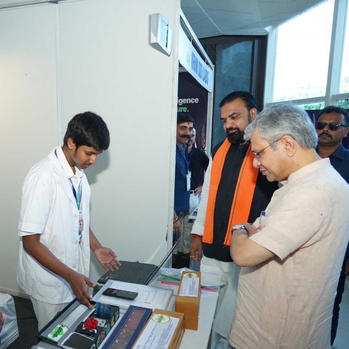 stpiindia's tweet photo. Shri Ashwini Vaishnaw (@AshwiniVaishnaw), Hon’ble Union Minister for Electronics & Information Technology, Railways, and Information & Broadcasting, and Shri Samrat Chaudhary (@samrat4bjp ), Hon’ble Chief Minister of Bihar, interacted with startups during their visit to STPI Patna, wherein entrepreneurs showcased their innovative products and shared insights into their cutting-edge solutions and technological advancements. ⚙️✨

Shri Nitish Mishra (@mishranitish), Hon’ble Minister of Information Technology and Urban Development & Housing, Government of Bihar; Shri Pratyaya Amrit, Chief Secretary, Government of Bihar; and Shri Arvind Kumar (@arvindtw), Director General, STPI, were also present during the interaction along with other distinguished dignitaries. 🎙️

#Patna #Bihar #MinisterVisit #StartupEcosystem #Innovation #Technology #IT #DigitalIndia #Startups #Entrepreneurship #STPIINDIA #MeitY #IndiaTech #BiharInnovation

@PMOIndia @GoI_MeitY @AshwiniVaishnaw @JitinPrasada @SecretaryMEITY @_DigitalIndia @NeGD_GoI @startupindia @PIB_Patna @DitBihar @IPRDBihar @IndustriesBihar @IITPAT @BIADAbihar @mishranitish @mygovindia