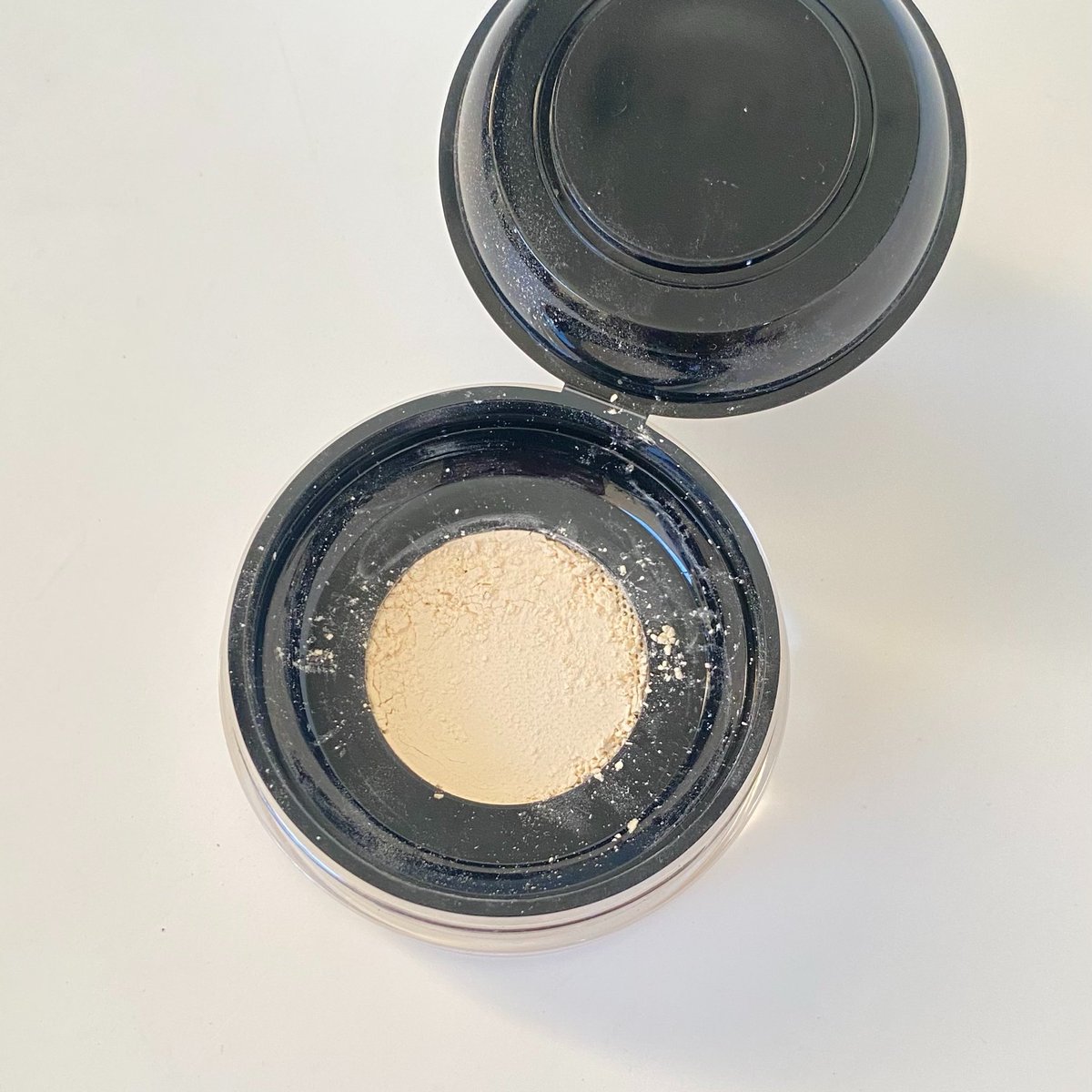 skyxoflv's tweet photo. Finally found my best local translucent loose powder! Goodbye wajah berminyak💗✨

The product                                The result https://t.co/ikNKBCkSsO
