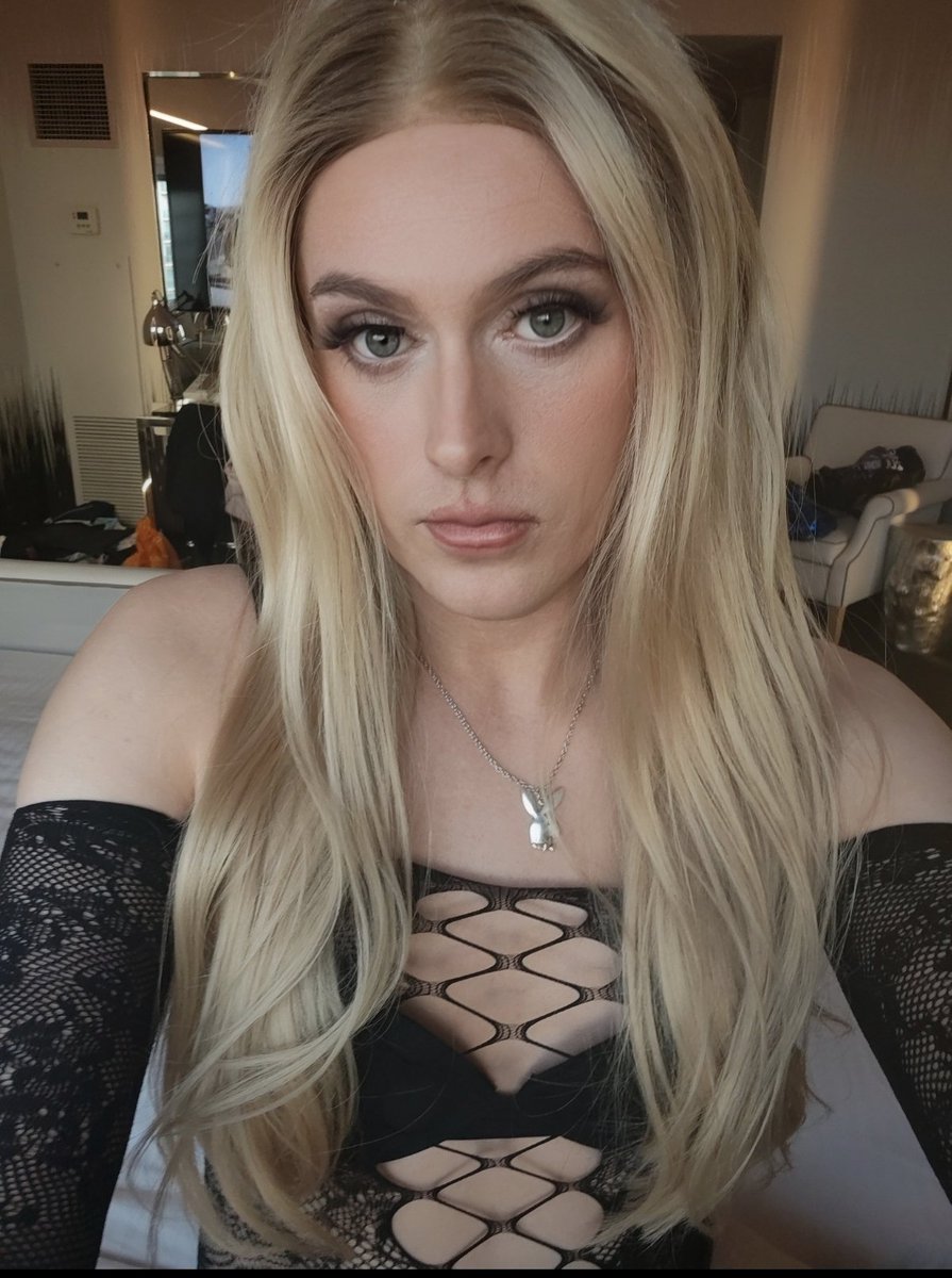Lolacdxx's tweet photo. Happy Friday guys 😘😘😘 https://t.co/CJeC0FVZ4R