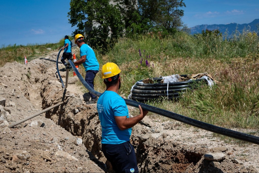 sakaryasaski's tweet photo. Taraklı Duman Mahallesi’nde yerin 218 metre altından ulaştığımız yeni içme suyu kaynağını bin 600 metrelik isale hattıyla sisteme dahil ediyoruz. 

Şehir merkezine 84 kilometre uzaklıktaki mahallemize alternatif bir kaynak kazandırarak su arzını güçlendiriyor, abonelerimize kesintisiz hizmet sunuyoruz.

Haber detayları; https://t.co/TAkG7QQTNQ