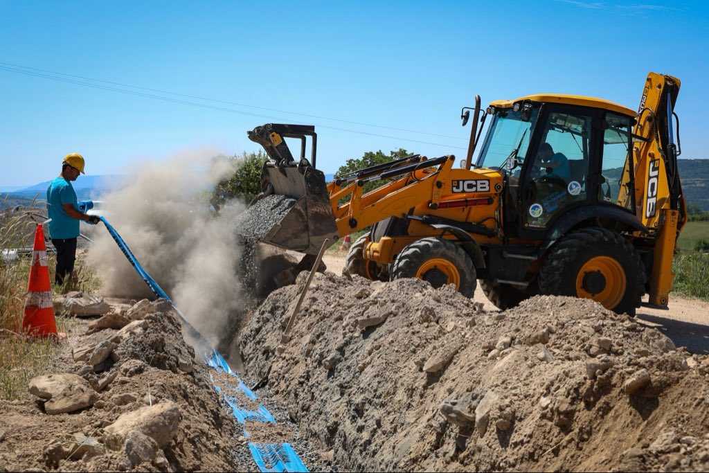sakaryasaski's tweet photo. Taraklı Duman Mahallesi’nde yerin 218 metre altından ulaştığımız yeni içme suyu kaynağını bin 600 metrelik isale hattıyla sisteme dahil ediyoruz. 

Şehir merkezine 84 kilometre uzaklıktaki mahallemize alternatif bir kaynak kazandırarak su arzını güçlendiriyor, abonelerimize kesintisiz hizmet sunuyoruz.

Haber detayları; https://t.co/TAkG7QQTNQ