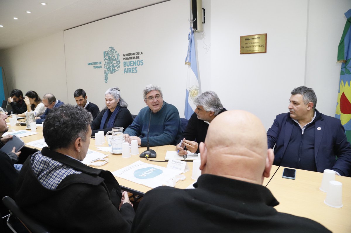 JavoRodriguezL's tweet photo. En la Mesa Bonaerense de Pesca que realizamos junto a @waltercorreaok y representantes del sector dialogamos sobre la resolución impulsada por el gobierno nacional en el Consejo Federal de Pesca que contempla incorporar 18 buques poteros para la captura de calamar. 

(Sigue) https://t.co/fxTwrQDIeO
