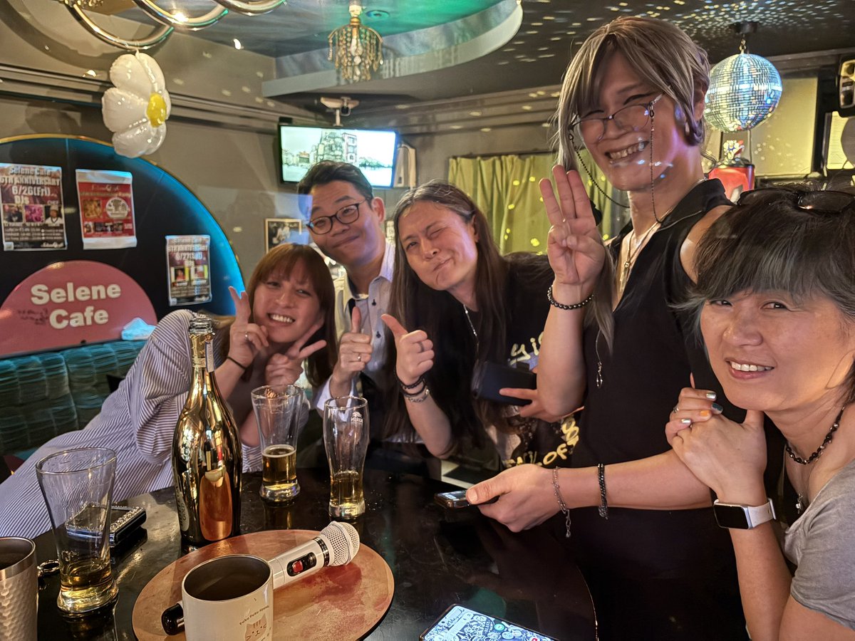 tacaco2020's tweet photo. 昨夜も楽しいBuono Styleありがとうございました！セレーネカフェ６周年記念おめでとうございます！
ヘナアートやってもらった(E)
来月は7.16(木)DJ TstsuさんBD月です
お待ちしてますー
#buonostyle #dj #vdjTakaco #italian #music #セレーネカフェ　#６周年記念 https://t.co/3o0cYJjCll