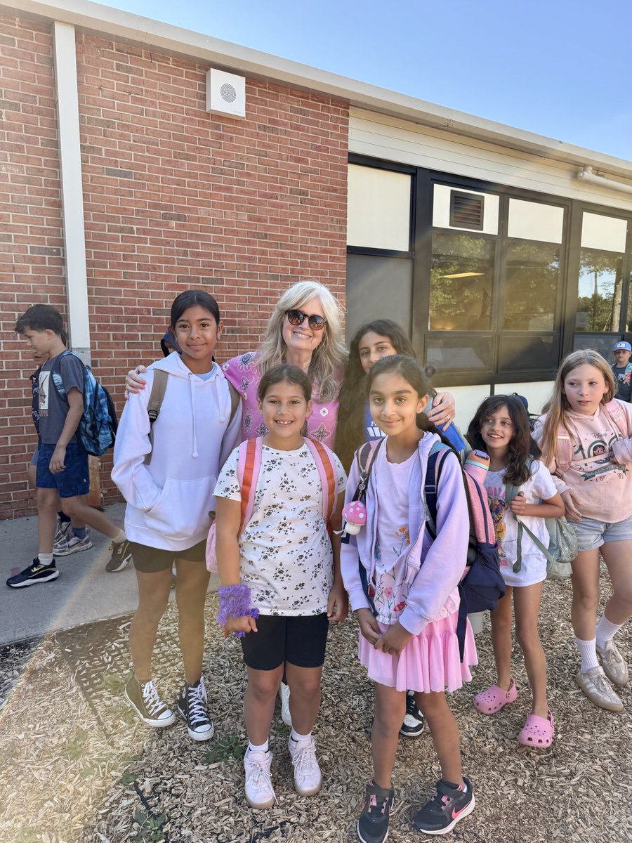 krampf1's tweet photo. Last few days of school! 💙🤍💙 https://t.co/yVMhD3x09a