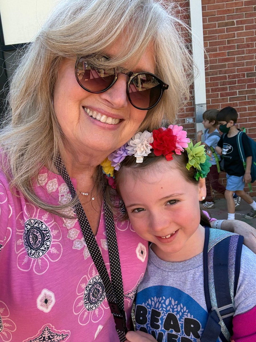 krampf1's tweet photo. Last few days of school! 💙🤍💙 https://t.co/yVMhD3x09a