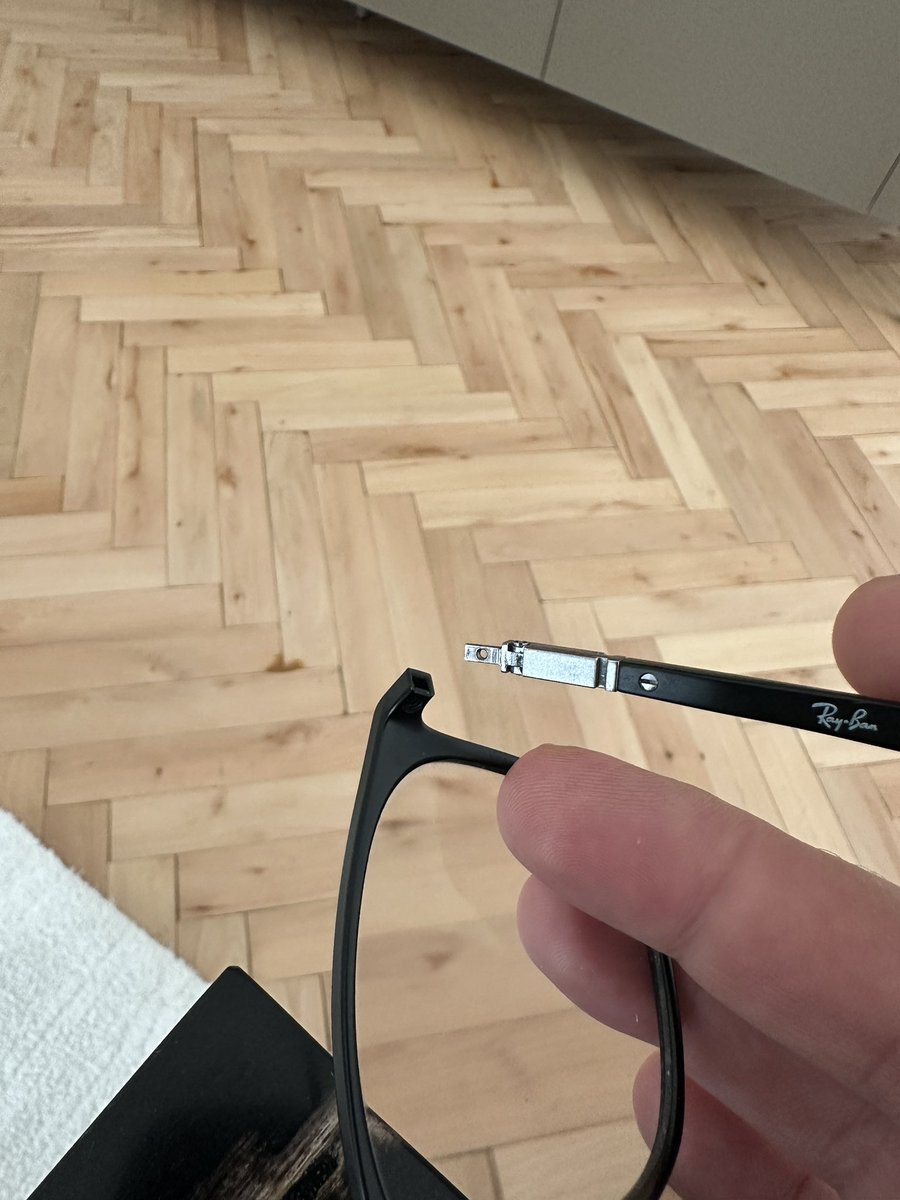 kubi6969's tweet photo. @atasunoptik sizden 3 ay önce aldığım rayban marka yakın gözlüğümün vidası düşmüş. Bende kanyondaki mağazanıza gittim, çalışanınız bayan gözlüğün incelemeye gitmesi gerektiğini söyledi. Düşen vidanın neyini inceleyeceksiniz. Çözüm odaklı olmak çok mu zor. Müşteri kaybediyorsunuz. https://t.co/MygzC1e6I9