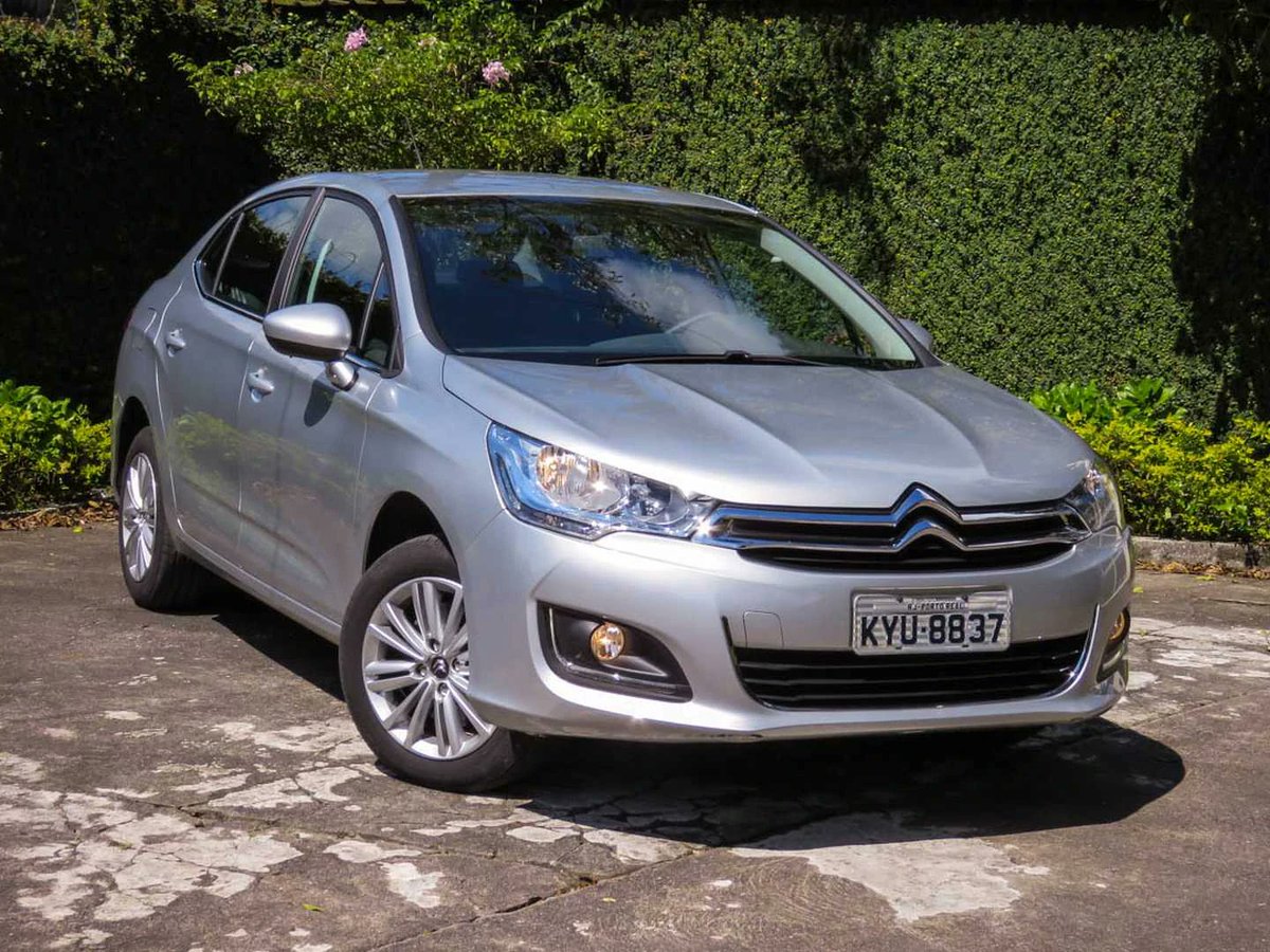 comiPPFnoCafe's tweet photo. carros q vcs, muito provavelmente, nem faziam ideia q eram oferecidos com câmbio MANUAL na República das Bananas https://t.co/k66Ez5kI5M