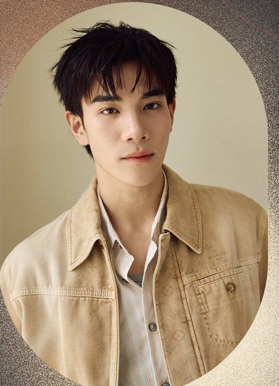 heavenlyeuri's tweet photo. Where did this photo even come from???!!! Handsome as always. I can’t wait to see him at another fashion week—this time as a Friend of the House. 🤭🤎✨️

@tawattannn #LouisVuittonxFourth
#Fourthnattawat #โฟร์ทณัฐวรรธน์ https://t.co/lNSnLaM3fn