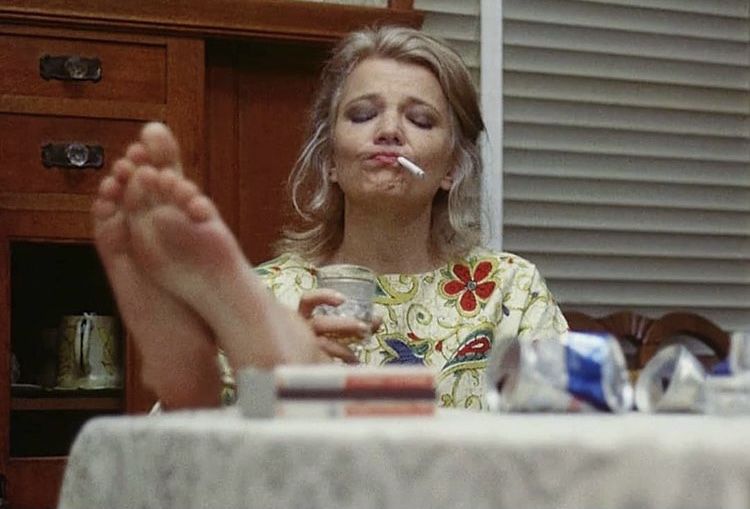Camilasnm's tweet photo. hoy cumpliría años Gena Rowlands. la mejor fumadora en cámara.  única en su especie de mujer fatal y rota. musa del cine independiente, alguien que supo cultivar su cuarto interior (parafraseando a Carson McCullers) para entregarle a la Cassavetes la criatura perfecta del cine. https://t.co/R1YGJdsJlo