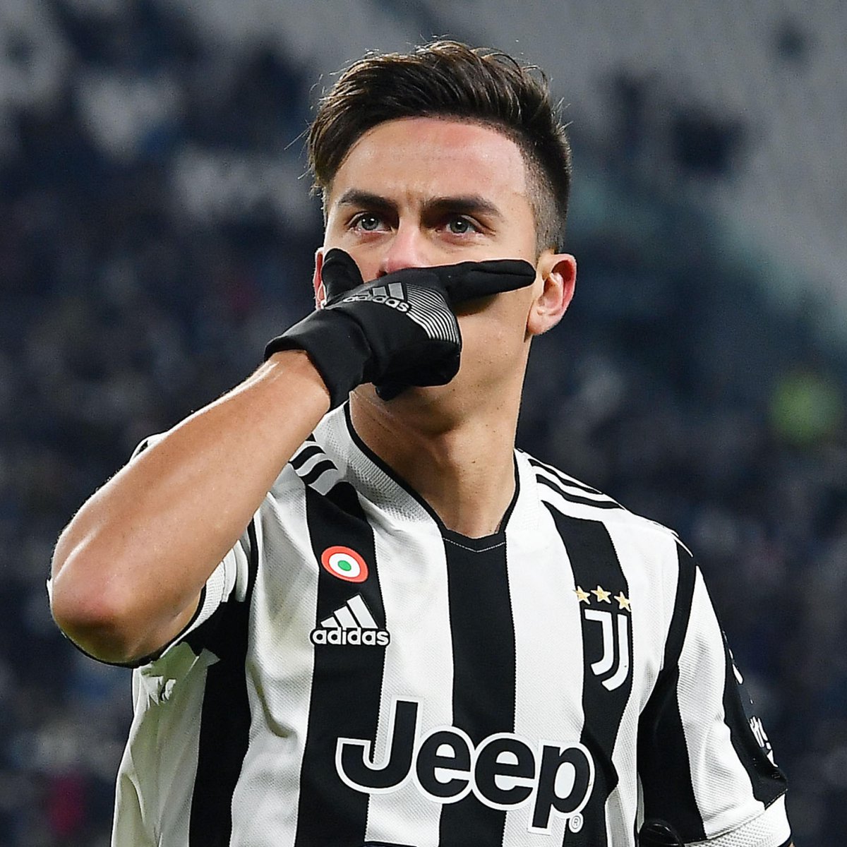 JuventusJay3's tweet photo. Ti riabbracceremo sempre e comunque. 
Anche a 50 anni. 
Anche con una gamba rotta. 
Anche se fossi andato all'inter. 
Anche se ci avessi esultato in faccia.
Anche se non avessi mai giocato per noi.

La Juventus è e resterà sempre casa tua @PauDybala_JR . https://t.co/0tFghWbMfe
