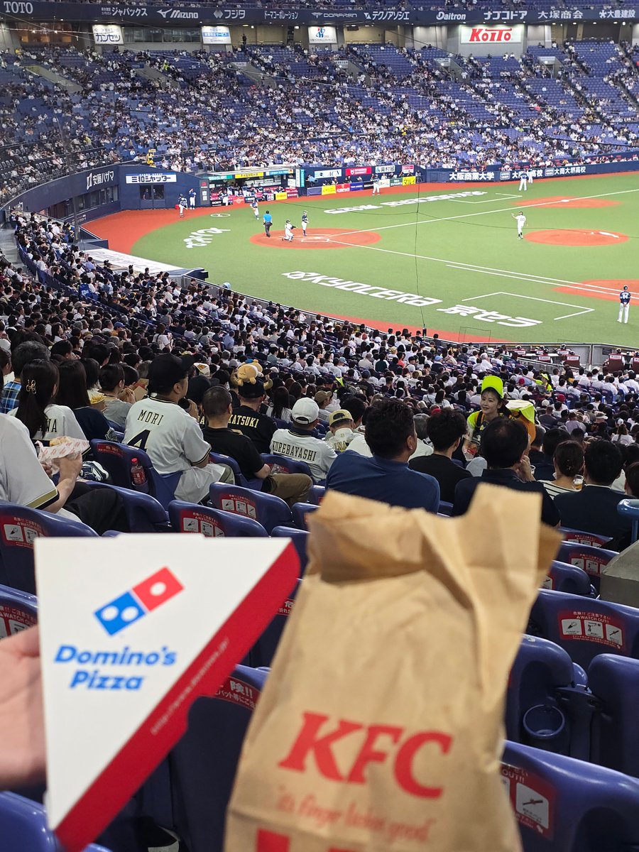 kepppppier's tweet photo. 한국인 둘이 교세라돔까지 와서 먹은 것
ㄴ 도미노피자, KFC https://t.co/P41OwsVE2j