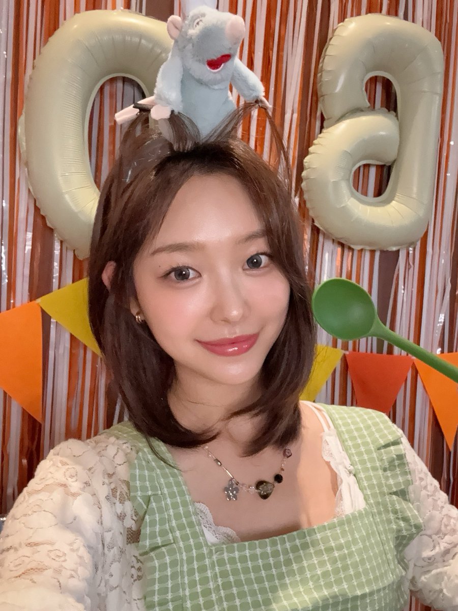 CUBE_LIGHTSUM's tweet photo. [📸] 260619 @ 👩‍🍳성수동 말티즈의 생일 떡볶이 파티👩‍🍳 Berriz LIVE 🎉

#HAPPY_YUJEONG_DAY
#LIGHTSUM #YUJEONG
#유정이의_스물두번째_계절 https://t.co/hx9pQkRRfX