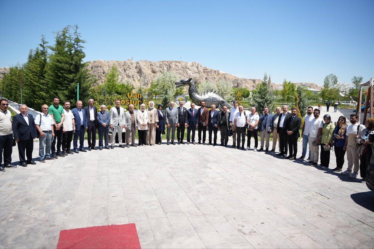 akkadinvann's tweet photo. AK Parti Van İl Başkanımız @ArvasAbdulahat öncülüğünde, MDK Üyemiz @zahir_soganda,İl Kadın Kolları Başkanımız @zerrin_alpaslan ile; Tanıtım ve Medya Başkanlığımız tarafından düzenlenen Basın ve Medya Buluşmaları kapsamında kıymetli basın mensuplarımızla bir araya geldik. https://t.co/6eGWrjZEJN