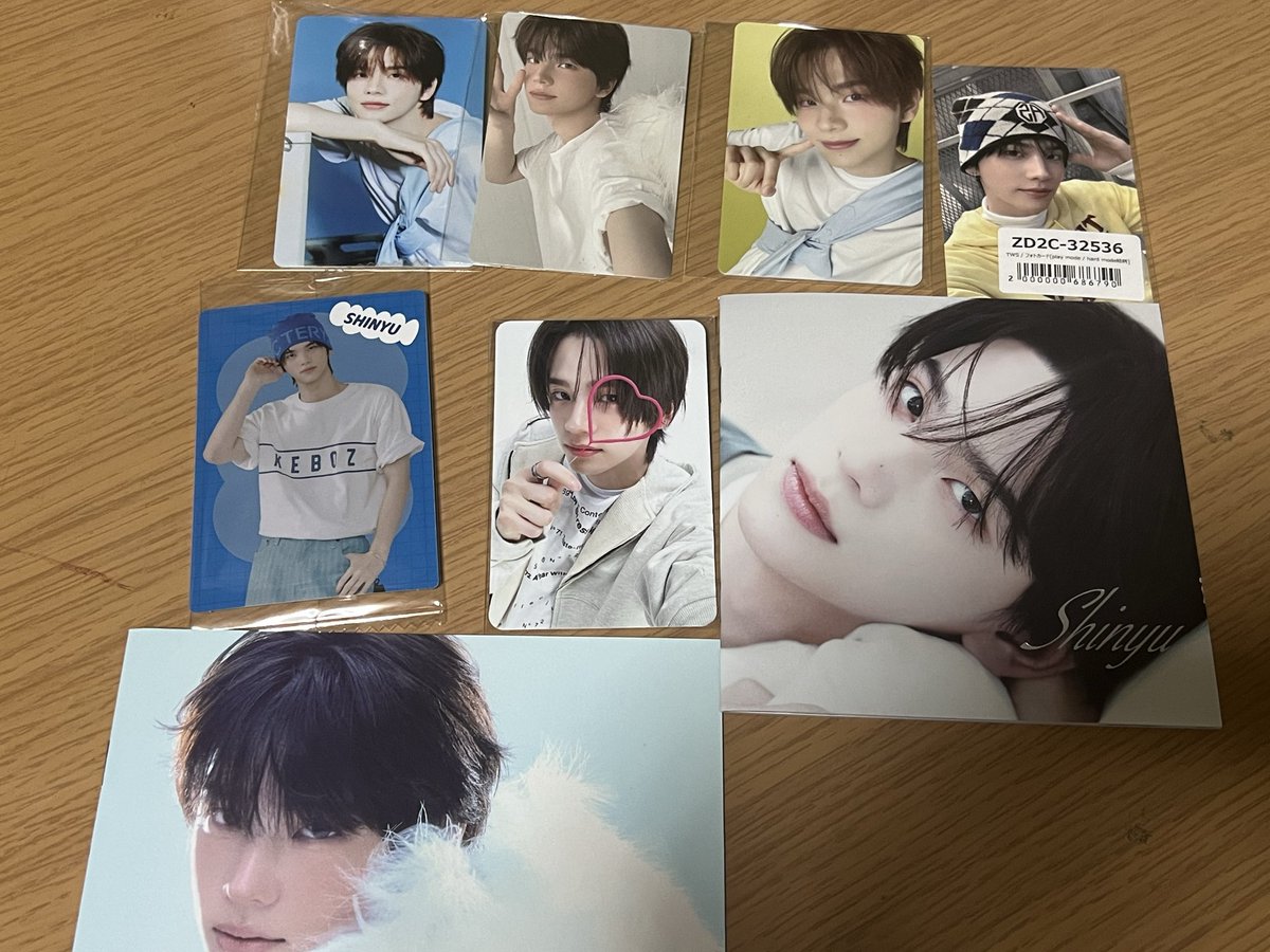 koguma__06's tweet photo. TWS play hard Weverse ユニバ タワレコ HMV 交換　NO TRAGEDY 

譲・・写真のもの

求・・ハンジン　同種>異種
　　下記記載　(Tシャツは1:2〜

⚠️特典トレカは同種

⚠️シニュくん比率1:2〜
           (Tシャツトレカ特典は1:3〜
⚠️条件いい方、まとめ交換優先

お取引→郵送のみ

#TWS
 
#交換 https://t.co/avMP8fwRwq