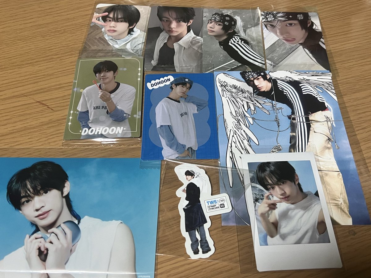 koguma__06's tweet photo. TWS play hard Weverse ユニバ タワレコ HMV 交換　NO TRAGEDY 

譲・・写真のもの

求・・ハンジン　同種>異種
　　下記記載　(Tシャツは1:2〜

⚠️特典トレカは同種

⚠️シニュくん比率1:2〜
           (Tシャツトレカ特典は1:3〜
⚠️条件いい方、まとめ交換優先

お取引→郵送のみ

#TWS
 
#交換 https://t.co/avMP8fwRwq