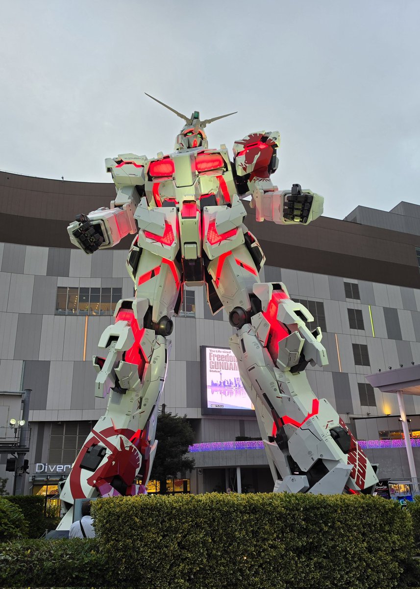 Enchi151's tweet photo. ユニコーンガンダム立像
特別デカール装飾「RX-0 ユニコーンガンダム Ver. TWC FINAL」、完成してました。
https://t.co/A1AQQsRTHS https://t.co/j7HhyF8e0k