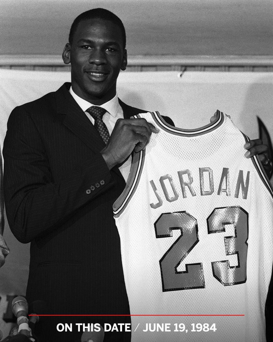 PasionBasketNBA's tweet photo. Un día como hoy, hace 42 años, los Chicago Bulls seleccionaban con el pick #3 a un joven de North Carolina llamado Michael Jordan

Lo que pasó después, es historia viva del deporte. Una de las mejores decisiones de la franquicia https://t.co/WGttV2bAqR