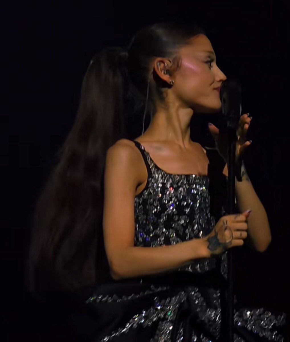 cauapetal's tweet photo. a ariana grande NASCEU pra ser bronzeada ela precisa entender isso https://t.co/R1EE4B6bZx