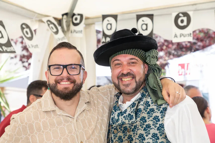 apunt_media's tweet photo. 📷 Qui ha passat hui pel racó d'#ÀPunt?

Festers, artistes, representants institucionals, periodistes i protagonistes de la festa es troben cada jornada de les #Fogueres26 en l'espai de la televisió pública, ubicat al Palau de la Diputació d'Alacant.

🔎 Busca't en la fotogaleria de les Fogueres de Sant Joan 2026 👉https://t.co/vXwA5ZrVA2