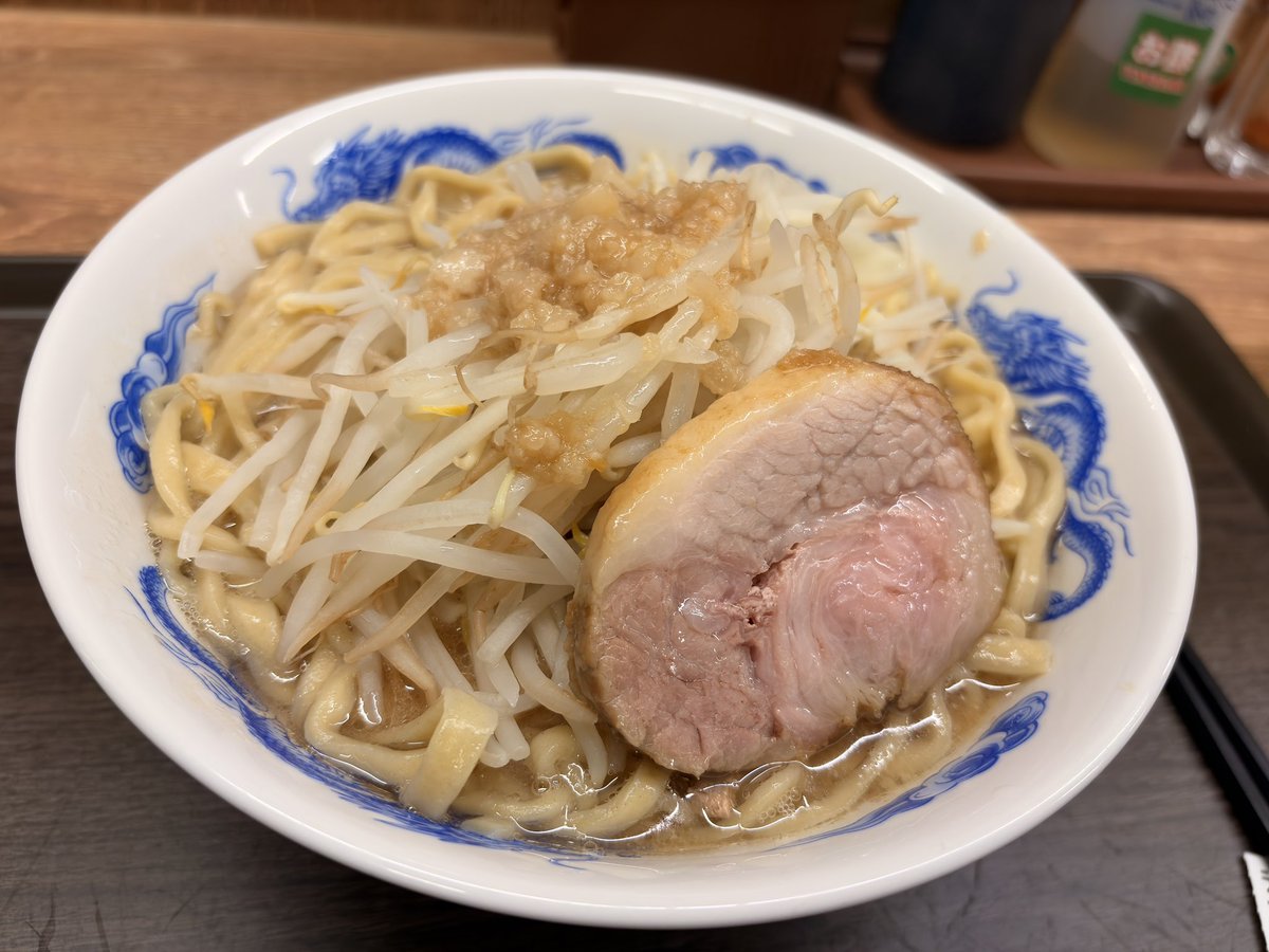tack_mn4's tweet photo. なぜか大盛りにしてしまってビビってヤサイ少なめにした https://t.co/PArKpTwNCt