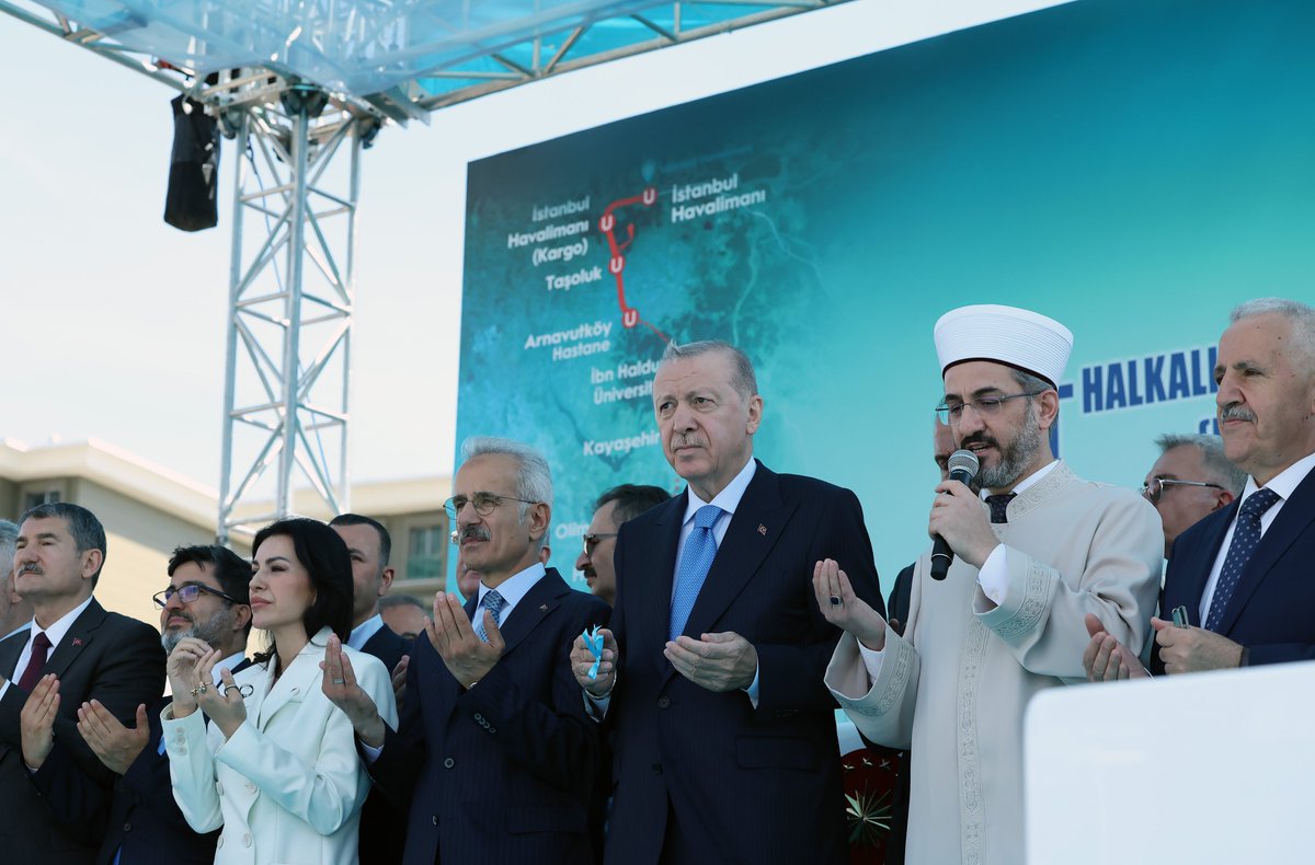 RTEdijital's tweet photo. Cumhurbaşkanımız @RTErdogan, Halkalı-İstanbul Havalimanı Metro Hattı Açılış Töreni'ne katıldı.

“Dünyanın göz bebeği olan İstanbul'u hak ettiği yatırımlarla buluşturmaya inşallah devam edeceğiz.” https://t.co/2csBmurql9