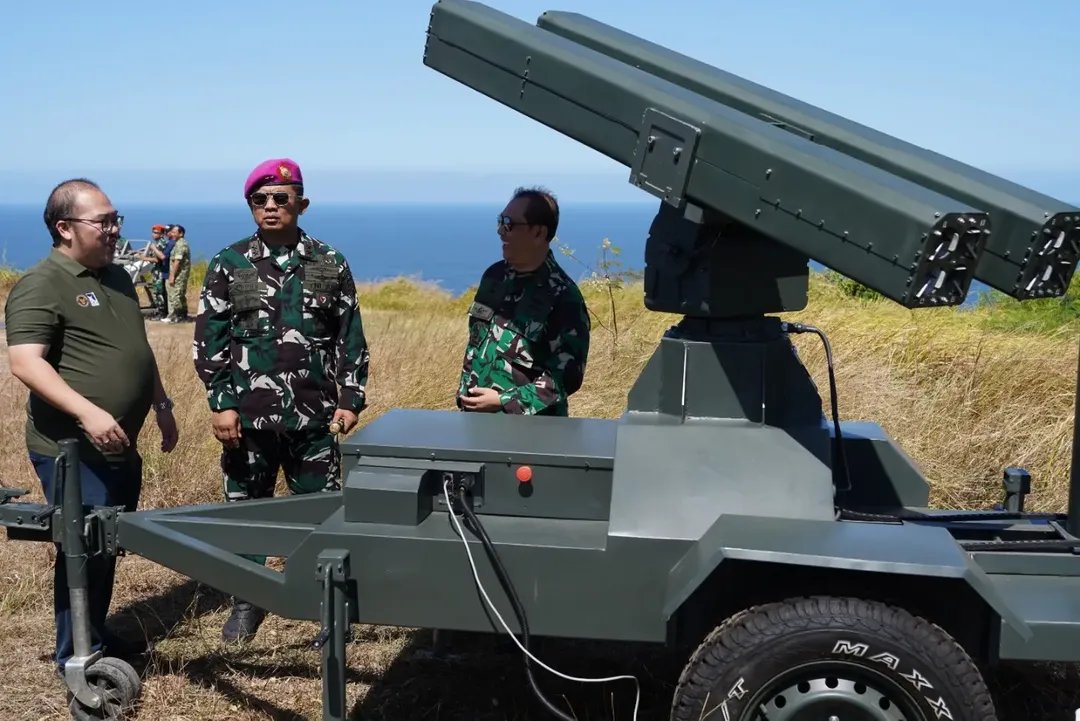 yudisupri_454's tweet photo. 1/ Dalam foto-foto yang diupload akun instagram pasmar_2_korps_marinir terlihat uji coba penembakan roket Wrap Around Fin Aerial Rocket (WAFAR) RD70 pada 18 Juni lalu di Lapangan Tembak Nanggala Depohar 60 Desa Poko, Kecamatan Pringkuku, Kabupaten Pacitan, Jawa Timur. https://t.co/nvLOUrscxd