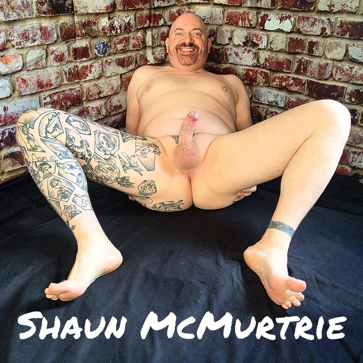 theexposedbator's tweet photo. FULL EXPOSURE FRIDAY:
Here I am, naked, named, and with my penis erect and on display. https://t.co/aYljxXAGYg