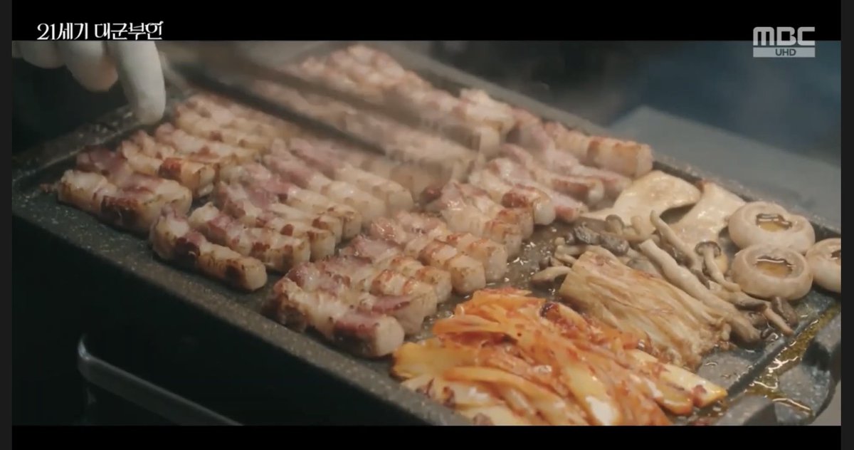 BYUNWAWA's tweet photo. HANAM BBQ จะมาไทยแล้ว หลังจากที่เห็นบ่อยมากทั้งในซีรีส์+รายการวาไรตี้เกาหลี ทีเด็ดคือเขาจะย่างหมูและเนื้อด้วยเตาถ่านก่อน แถมพี่พนักงานยังตัดเป็นคำๆให้พร้อมทานอีก ฟินสุดๆ เจอกันสาขาแรกในไทยที่ CTW ก.ค.นี้ ต้องไปโดนเท่านั้น!
#HANAMBBQ #ปิ้งย่างเกาหลีอันดับหนึ่ง #HANAMBBQTHAILAND https://t.co/KctXTo8m7f