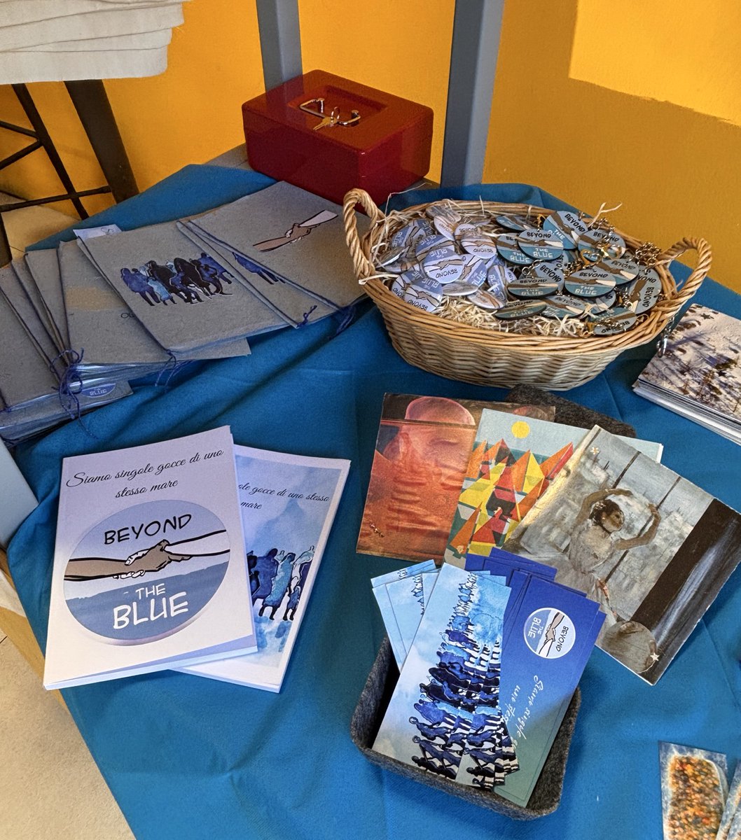 oltreilblu's tweet photo. Oggi siamo al mercatino di San Frediano con i nostri bellissimi gadget fatti a mano! Tutto il ricavato servirà ad aiutare  nostri contatti in Libia. Se siete da quelle parti avete la possibilità di acquistare una cosa bella e utile. https://t.co/Y3BwS3cH9z