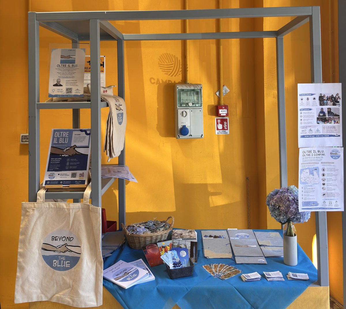 oltreilblu's tweet photo. Oggi siamo al mercatino di San Frediano con i nostri bellissimi gadget fatti a mano! Tutto il ricavato servirà ad aiutare  nostri contatti in Libia. Se siete da quelle parti avete la possibilità di acquistare una cosa bella e utile. https://t.co/Y3BwS3cH9z