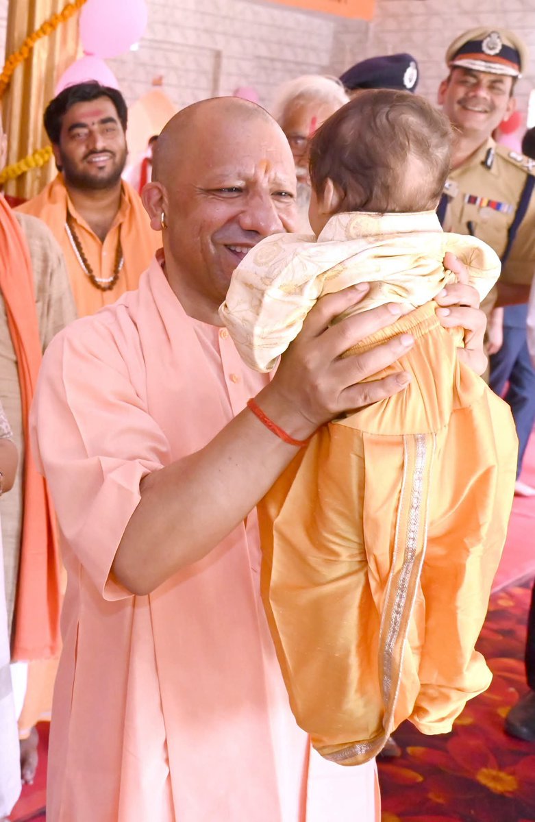 icds_up's tweet photo. माँ कामाख्या धाम, मवई (अयोध्या) में माननीय मुख्यमंत्री जी ने बच्चों का अन्नप्राशन तथा गर्भवती महिलाओं की गोदभराई कर  आईसीडीएस द्वारा लांच नवीन अनुपूरक पुष्टाहार का वितरण भी किया । कुपोषण मुक्त उत्तर प्रदेश की दिशा में एक महत्वपूर्ण कदम @MinistryWCD @CMOfficeUP @babyranimaurya https://t.co/bZcyj2Dzi7
