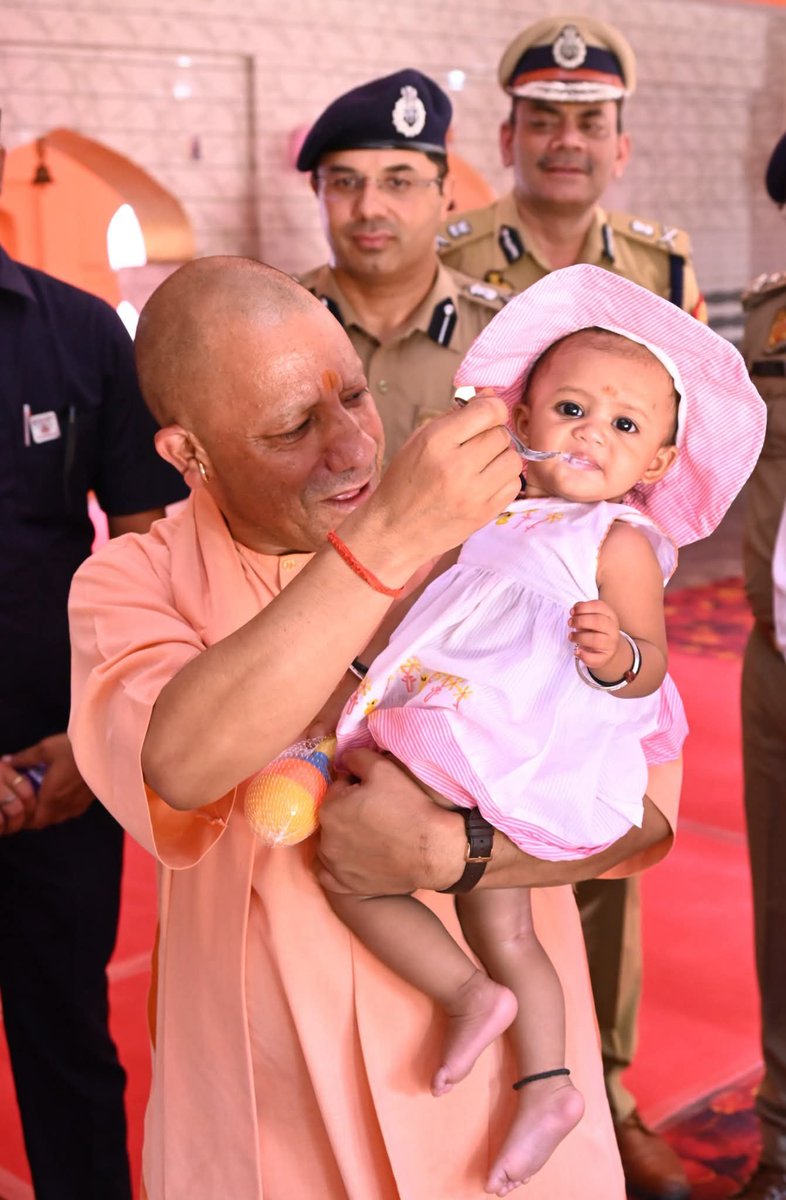 icds_up's tweet photo. माँ कामाख्या धाम, मवई (अयोध्या) में माननीय मुख्यमंत्री जी ने बच्चों का अन्नप्राशन तथा गर्भवती महिलाओं की गोदभराई कर  आईसीडीएस द्वारा लांच नवीन अनुपूरक पुष्टाहार का वितरण भी किया । कुपोषण मुक्त उत्तर प्रदेश की दिशा में एक महत्वपूर्ण कदम @MinistryWCD @CMOfficeUP @babyranimaurya https://t.co/bZcyj2Dzi7