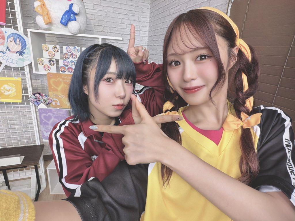 AyaEmori_BOX's tweet photo. #リエラ生放送
色々と盛りだくさんな放送！楽しかった〜！
新情報もいっぱい！ありがとうございます!!🥳✨✨

きゃんさん、まゆちさん、ゲストとして来てくださってありがとうございました🥰
先輩たち面白すぎてだいすきです🤣

髪型は夏美とお揃いにしちゃった!!🎀💛
体育祭当日もこの髪型で臨みたい気持ち🔥💛
 #lovelive #Liella