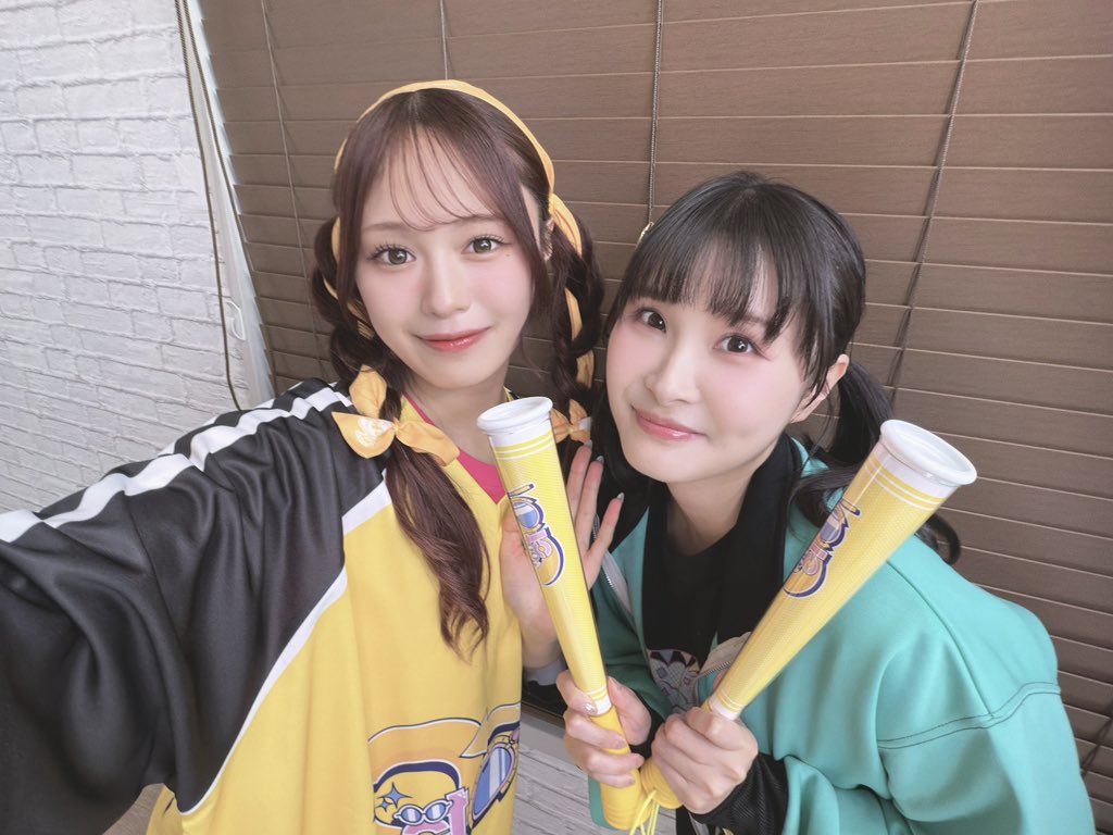 AyaEmori_BOX's tweet photo. #リエラ生放送
色々と盛りだくさんな放送！楽しかった〜！
新情報もいっぱい！ありがとうございます!!🥳✨✨

きゃんさん、まゆちさん、ゲストとして来てくださってありがとうございました🥰
先輩たち面白すぎてだいすきです🤣

髪型は夏美とお揃いにしちゃった!!🎀💛
体育祭当日もこの髪型で臨みたい気持ち🔥💛
 #lovelive #Liella