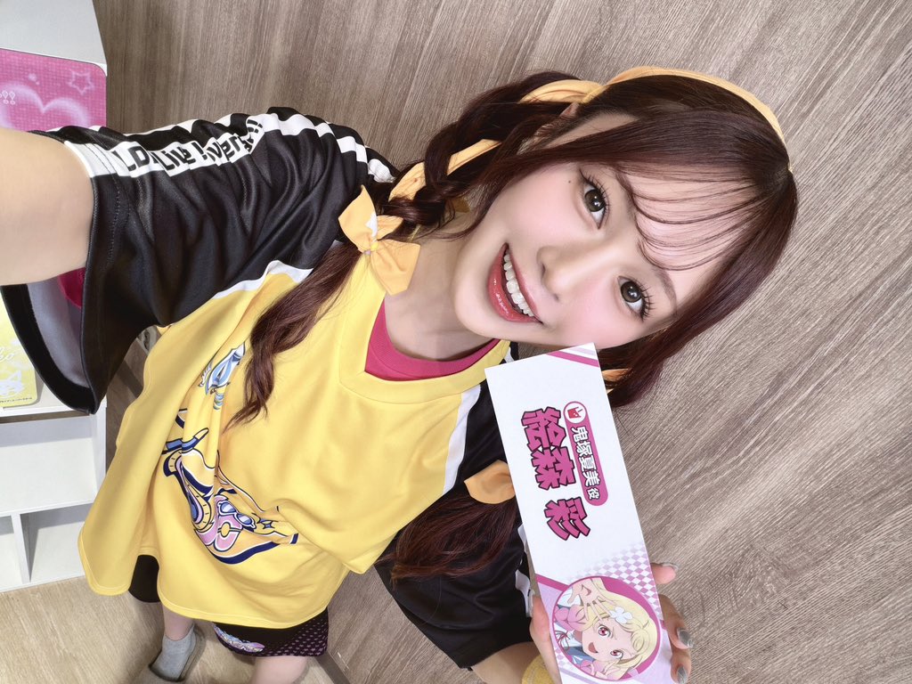 AyaEmori_BOX's tweet photo. #リエラ生放送
色々と盛りだくさんな放送！楽しかった〜！
新情報もいっぱい！ありがとうございます!!🥳✨✨

きゃんさん、まゆちさん、ゲストとして来てくださってありがとうございました🥰
先輩たち面白すぎてだいすきです🤣

髪型は夏美とお揃いにしちゃった!!🎀💛
体育祭当日もこの髪型で臨みたい気持ち🔥💛
 #lovelive #Liella