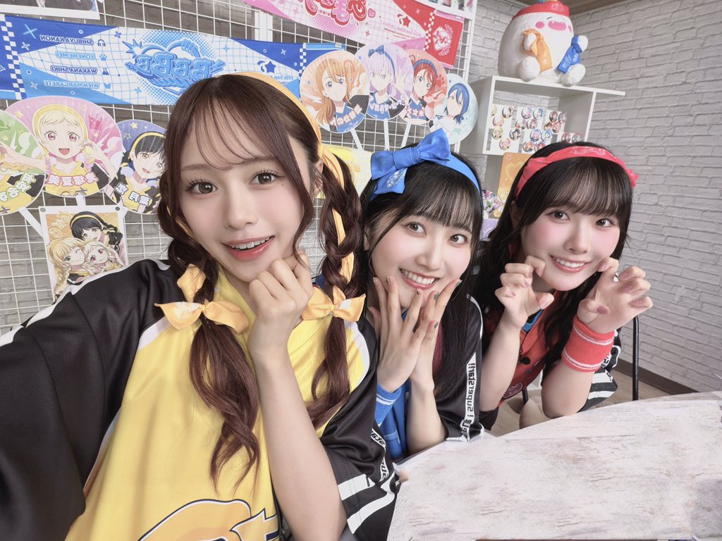 AyaEmori_BOX's tweet photo. #リエラ生放送
色々と盛りだくさんな放送！楽しかった〜！
新情報もいっぱい！ありがとうございます!!🥳✨✨

きゃんさん、まゆちさん、ゲストとして来てくださってありがとうございました🥰
先輩たち面白すぎてだいすきです🤣

髪型は夏美とお揃いにしちゃった!!🎀💛
体育祭当日もこの髪型で臨みたい気持ち🔥💛
 #lovelive #Liella