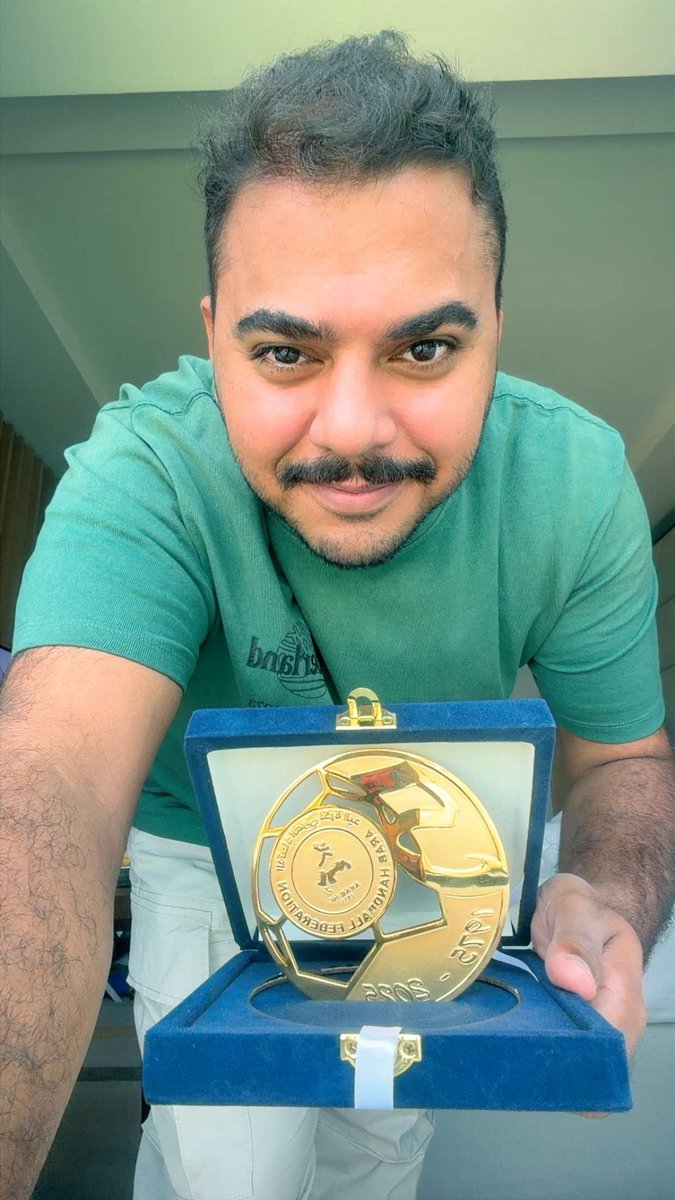 m_sharkar's tweet photo. في ملاعب نادي الوحدة ترعرعت أحلامي؛ فكنت ذاك اللاعب الصغير الذي يحمل كرة وقلباً عامراً بالشغف، فأنعم الله عليّ بتحقيق الحلم وصناعة إنجازات أعتز بها. وفي أروقته، كنت إدارياً لامعاً وناجحاً، بذلت الغالي والنفيس في سبيل رفعته.

وحين اتسع الطموح، احتضنني الاتحاد السعودي لكرة اليد، وآمن بقدراتي، ورعاني حتى غدوت نجماً في سماء العمل الإداري.

واليوم، إذ أُكرَّم على مشاركتي في أعمال الجمعية العمومية للاتحاد العربي لكرة اليد، أرى في هذا التكريم وسام فخر ونجمة مضيئة تُضاف إلى سجل مسيرتي.

فشكراً من الأعماق للاتحاد السعودي لكرة اليد.. بكم بدأت الموهبة، ومعكم صُقلت الخبرة، وبفضلكم بعد توفيق الله بلغت القمة.