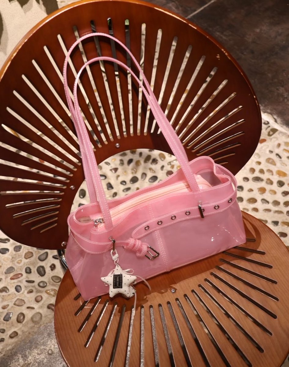 sasisbysi's tweet photo. Jelly bag รุ่นใหม่่ อันนิ่น่ารักเลย ใบไม่ใหญ่มาก มีซิป สีสวยด้วย 590.- (มัดจำได้ 50%)🌸 https://t.co/OJz5zxVbzp