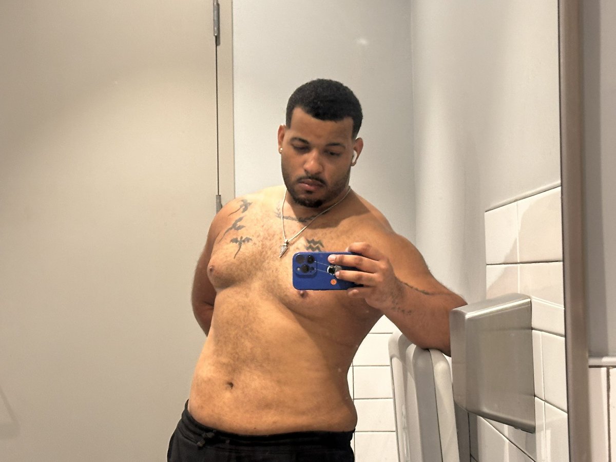 LeakyLasagnaTV's tweet photo. all of my good pics are in this bathroom https://t.co/Jn3zEhRYb4