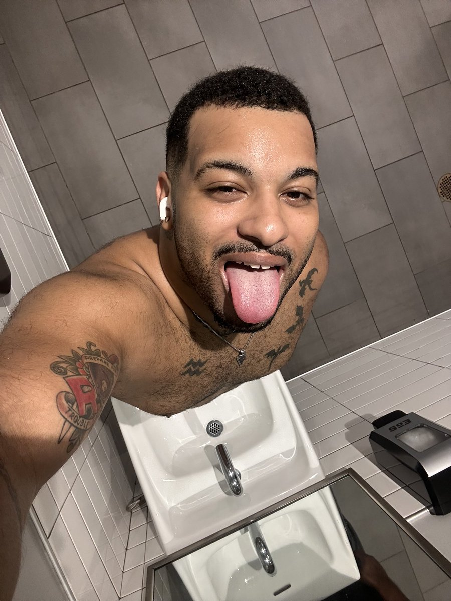 LeakyLasagnaTV's tweet photo. all of my good pics are in this bathroom https://t.co/Jn3zEhRYb4
