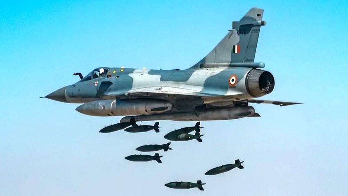 vasilyaarkhipov's tweet photo. On 29 July 2002, during Op Parakram, the IAF 🇮🇳 employed offensive air-strikes against Pakistani occupied positions 🇵🇰 for the first time since the Kargil War 🤯

-8x Mirage 2000s struck Pakistani-occupied bunkers at Loonda Post in the Machil sector using 1,000-lb precision-guided bombs.
-Targets: 4 Pakistani-occupied bunkers and associated positions, which were completely destroyed.
-28 Pakistani soldiers were killed in the airstrike+support fire by Ground IA troops (155mm bofors artillery).
-The post was re-captured successfully.

This was first offensive use of IAF air power against Pakistani forces after Kargil. Also, its Just a reminder that the IAF's post-Kargil coercive air-power playbook did not begin in 2019. It began in 2002.