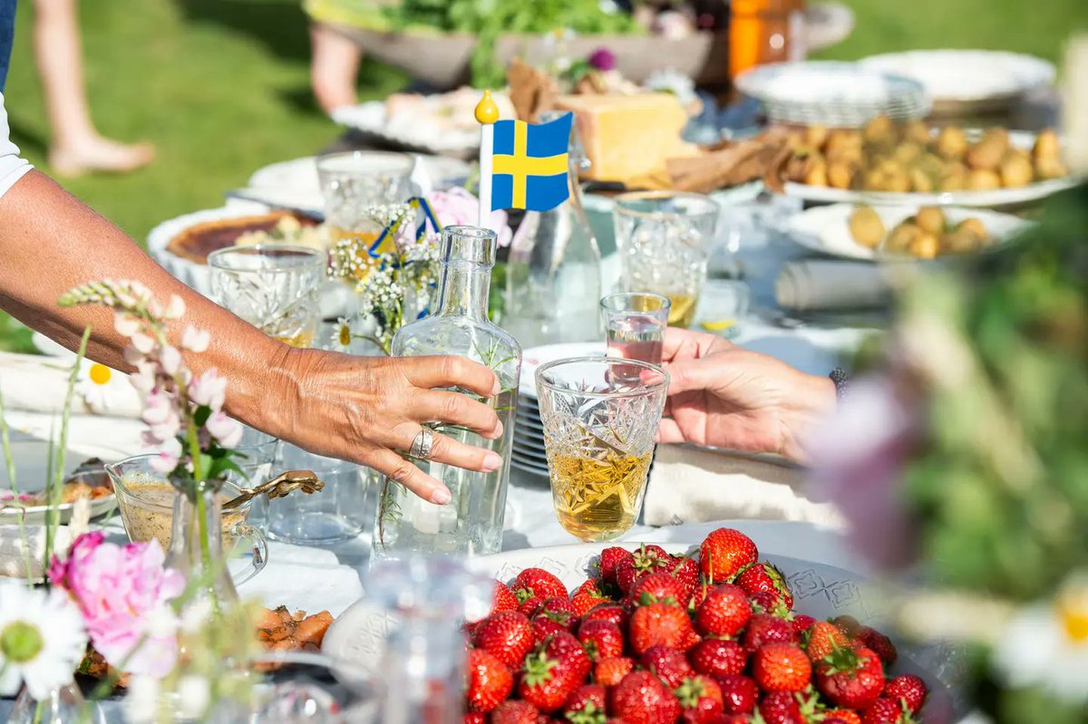 frakesineurope's tweet photo. Glad Midsommar to my Swedish friends! https://t.co/1C1HqC7ZC1