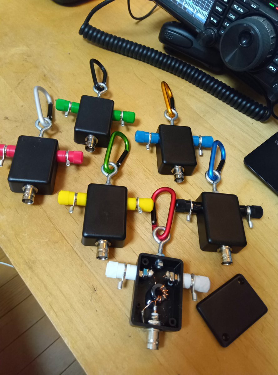 jg6kou's tweet photo. 【お知らせ】
耐入力10W(BNCコネクタ)の小型HFバランを作りました。
POTA移動などでご活用ください
6セット。頒布価格は1.5kです。(事前予約制)
オマケとしてカナビラ、ソフトケース、7MHzエレメント(CW帯調整済)を付けます。
関ハム会場(1日目のみ)でお渡しします。
ご入用の方はDMをお願いします。 https://t.co/dTq8zwTRpL