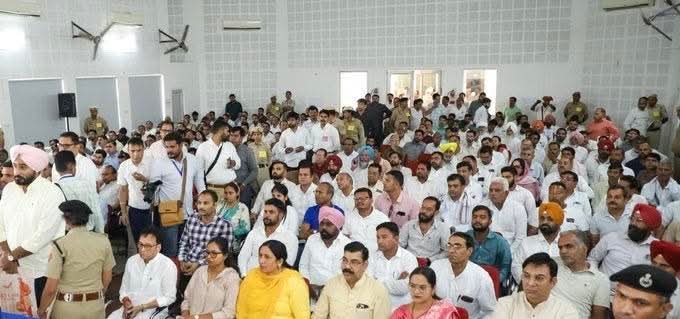 OfficialINLD's tweet photo. सिरसा जिला परिषद् के चेयरमैन श्री करण सिंह चौटाला जी @kschautala ने आज सिरसा में आयोजित जिला लोक संपर्क एवं कष्ट निवारण समिति की बैठक में मुख्यमंत्री जो कोक्षेत्र की वास्तविक स्थिति से अवगत करवाते हुए वर्षों से लंबित विकास कार्यों को शीघ्र पूरा करने की मांग रखी।
इसी कड़ी में जनता की समस्याओं को गंभीरता से सुन संबधित अधिकारियों के समक्ष उनके त्वरित समाधान की बात रखी।
@ITCellINLD
